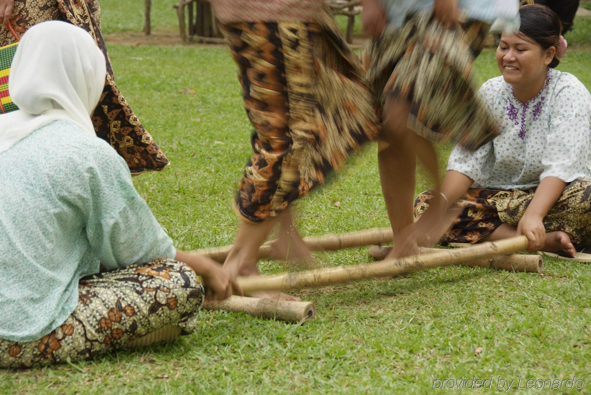 Tanjong Jara Resort, Terengganu - A Small Luxury Hotels Of The World Dungun Eksteriør billede The traditional dance of Tausug