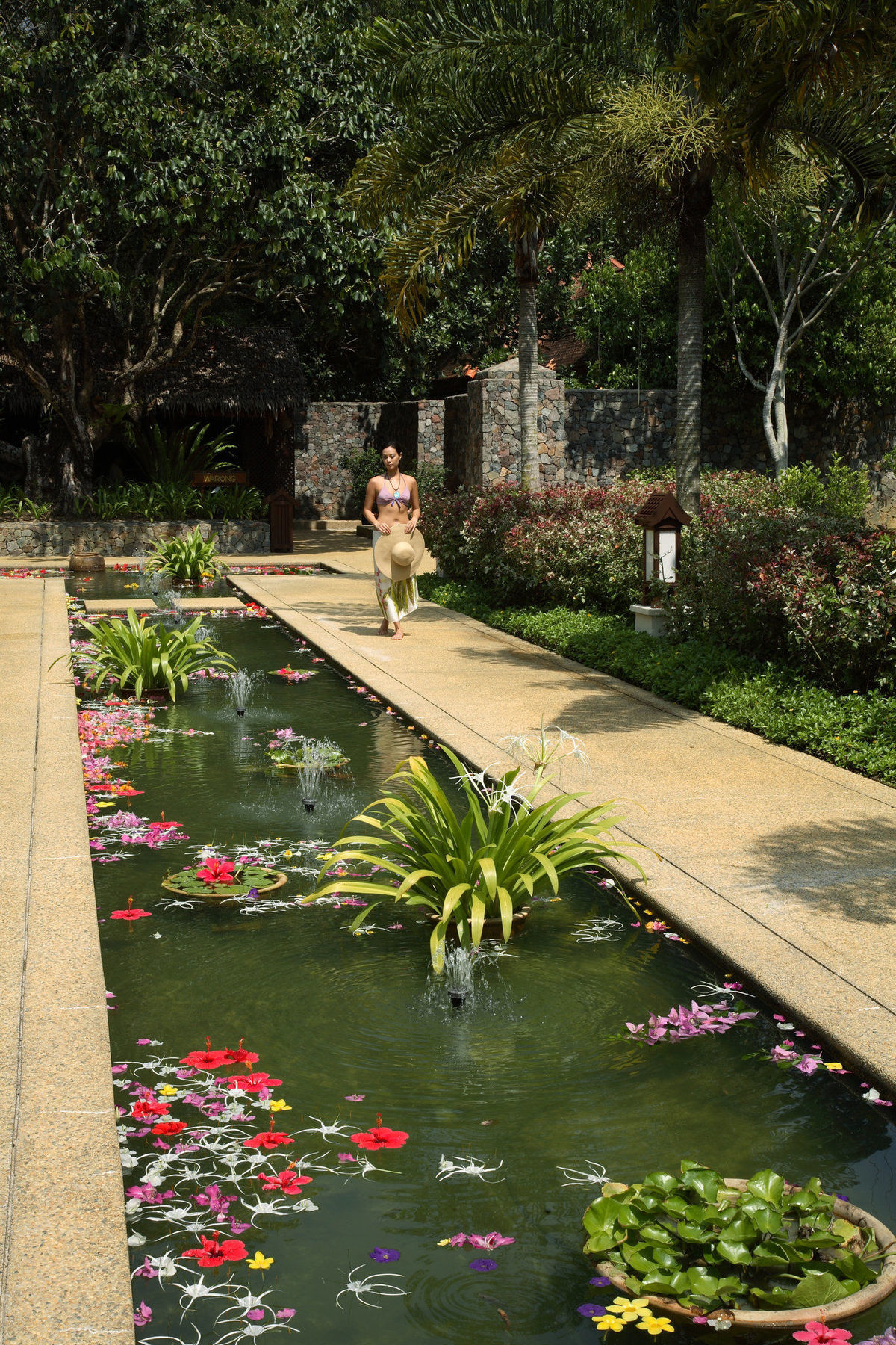 Tanjong Jara Resort, Terengganu - A Small Luxury Hotels Of The World Dungun Eksteriør billede A Thai woman in traditional dress