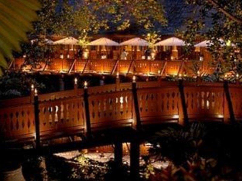 Tanjong Jara Resort, Terengganu - A Small Luxury Hotels Of The World Dungun Eksteriør billede The restaurant at night