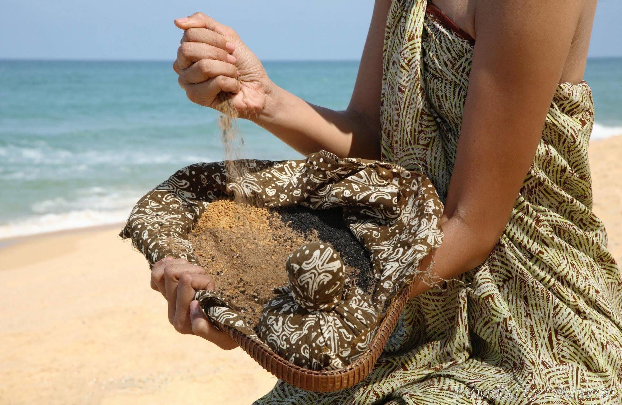 Tanjong Jara Resort, Terengganu - A Small Luxury Hotels Of The World Dungun Eksteriør billede A woman sifting through a gold pan